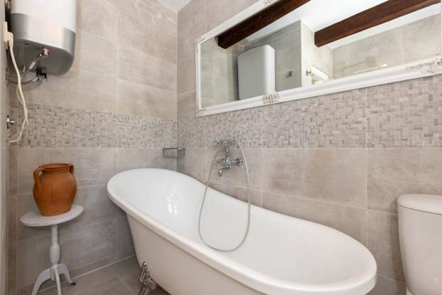 FOTO Ovaj predivan kameni dvorac s bazenom se prodaje za manje od 2 milijuna eura!