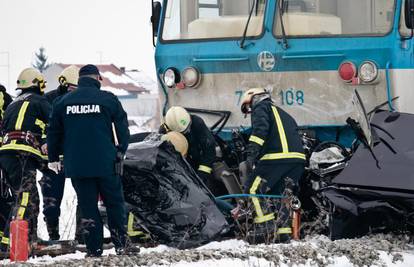 Čepin: Vlak naletio na auto na prijelazu i usmrtio ženu