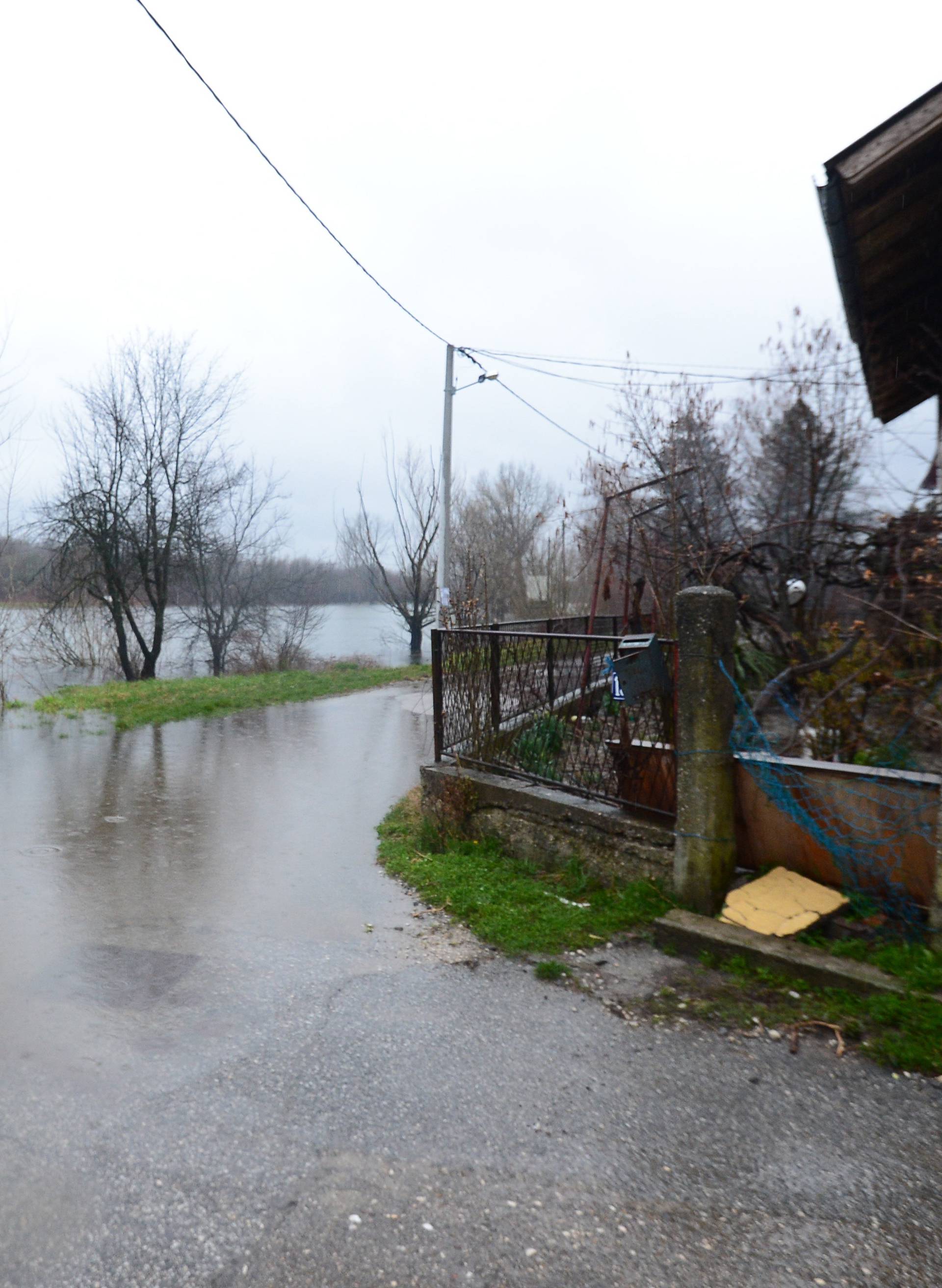 Zemlja je zatrpala traktor kraj Požege, vozač se jedva spasio