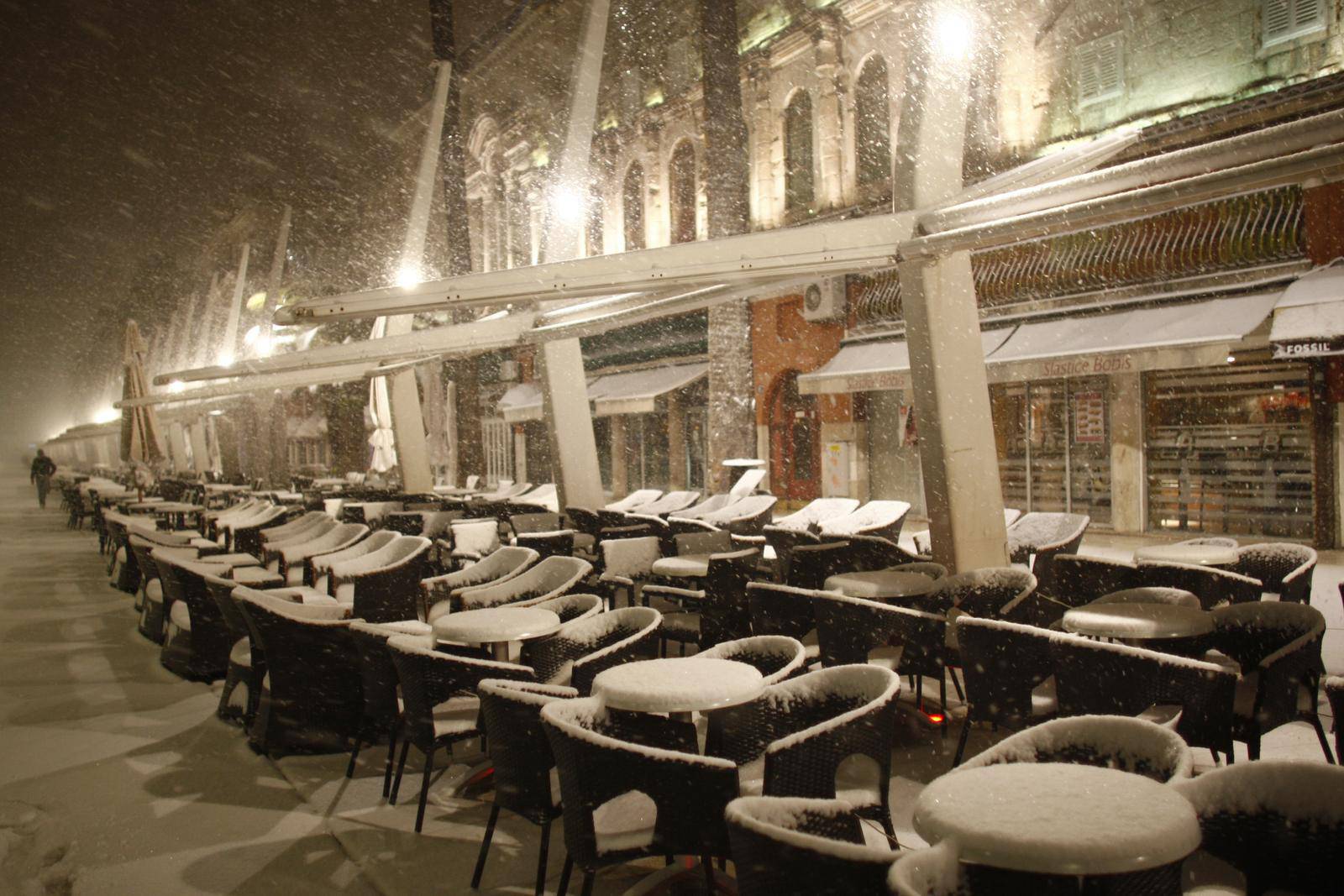 Split: Terase kafi?a na rivi zametene snijegom