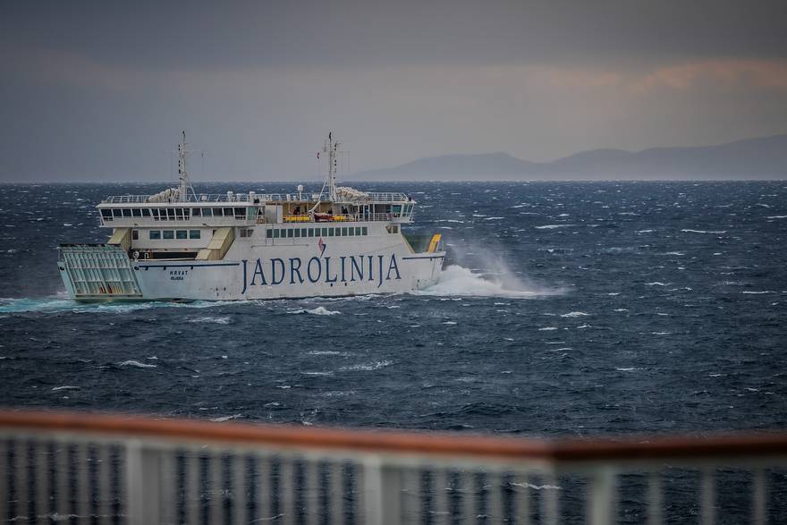 Trajekt Petar Hektorović na liniji Split - Vis u borbi s olujnim jugom