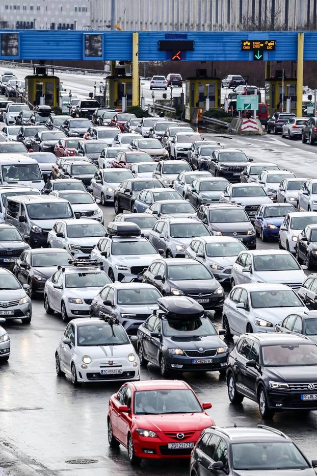Početak skijaškog tjedna i kraj blagdana uzrok je gužve na graničnom prijelazu Bregana