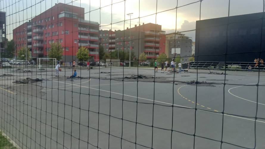 Igralište ili oranica? Teren se poptuno raspada, a škola nova