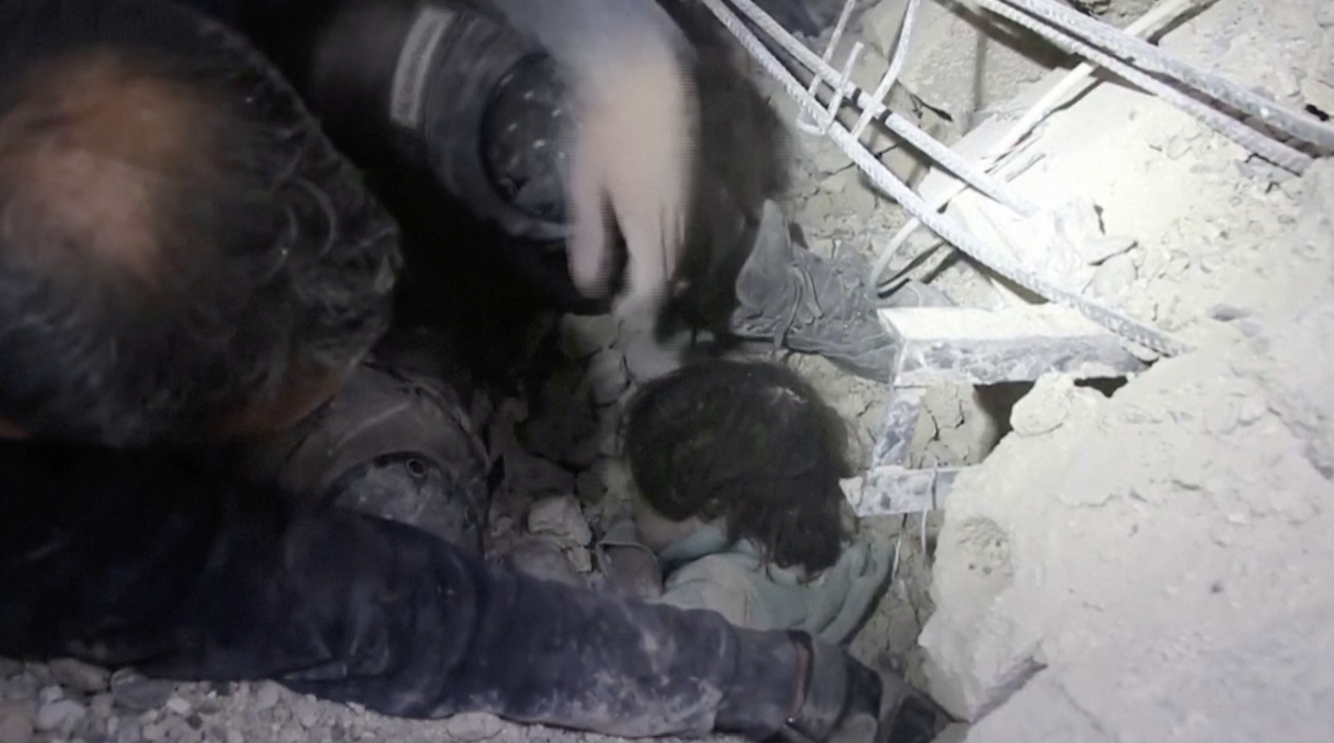 VIDEO Djevojčicu iz ruševina iskopali golim rukama: 'Sigurna si, molim te, nemoj se bojati!'