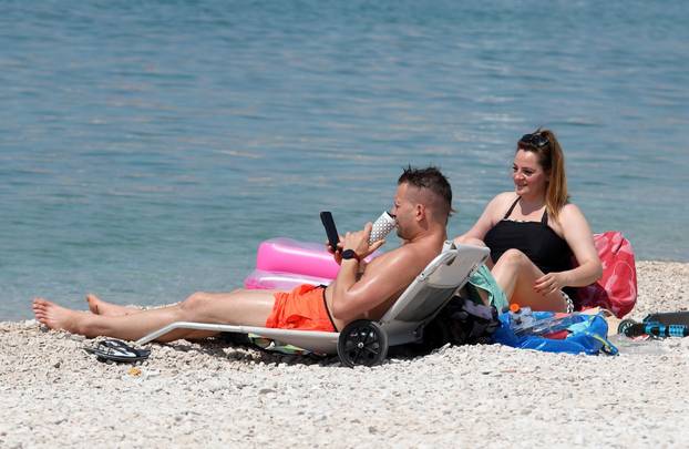 Primošten: Nakon najavljenog toplotnog udara spas je najbolje potražiti u moru