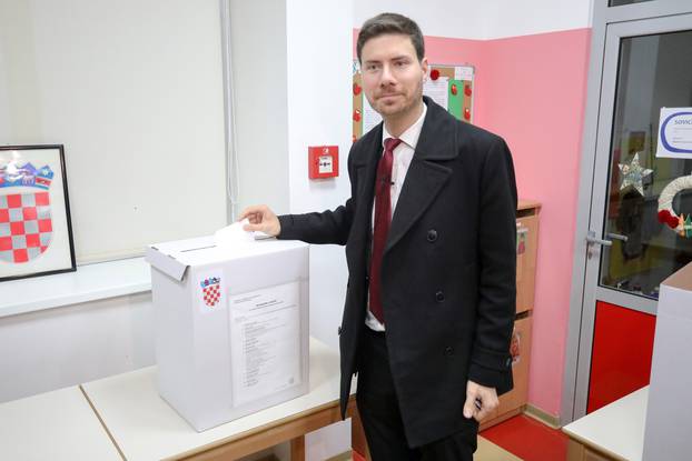Zagreb: Predsjednički kandidat Ivan Pernar glasovao na predsjedničkim izborima