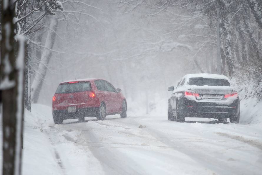 HGSS nepokretnom muškarcu kod Gračaca donio hranu i drva