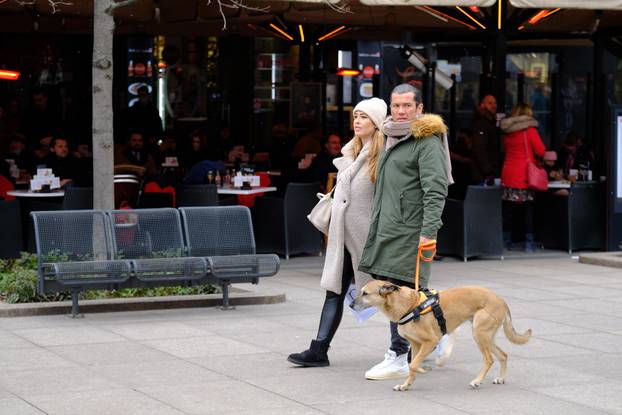 Zagreb: Mario Petreković u društvu supruge i psa prošetao špicom