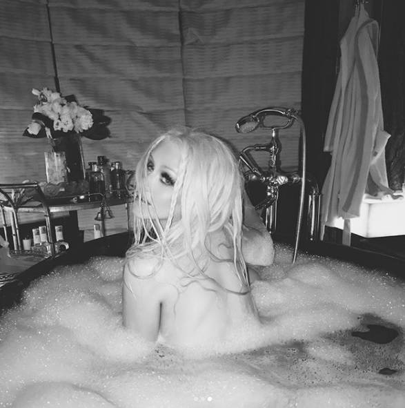 Potpuno oslobađanje: Aguilera 'izbacila' gole grudi u prvi plan