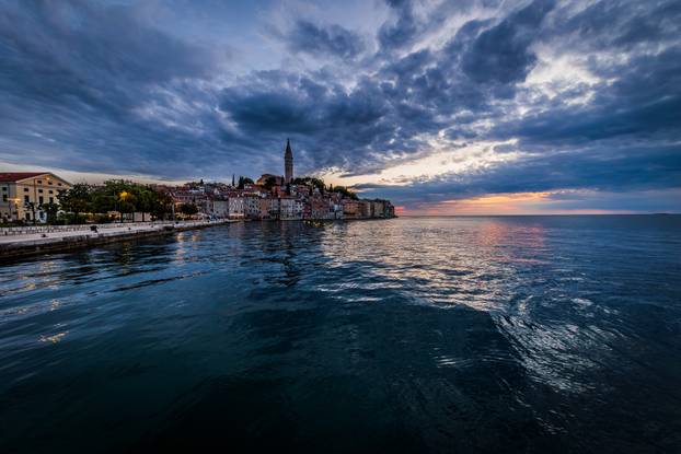 Gradske fotografije u sumrak grada Rovinja