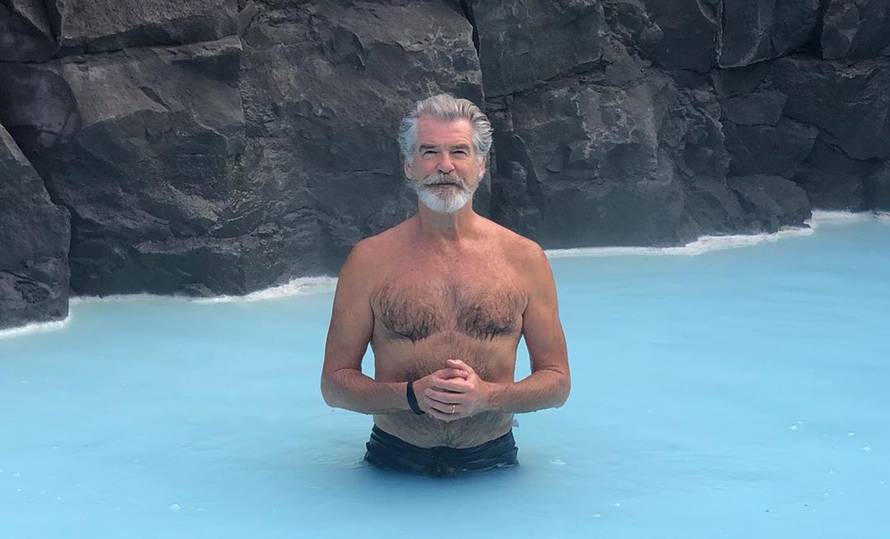 Bivši Bond rastura i u 60-ima: Brosnan zadivio obožavateljice