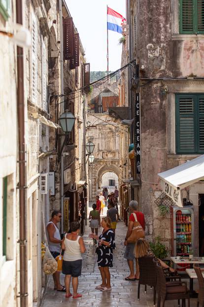 Grad Korčula pravi je mali biser i za razgledavanje i za kupanje