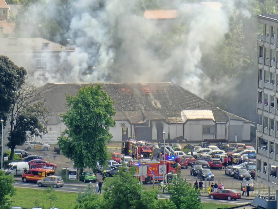 FOTO Velik broj vatrogasaca borio se s buktinjom na Krugama, lokalizirali su požar