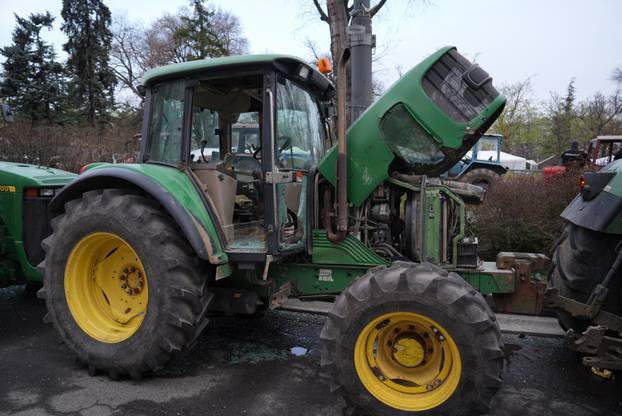 Beograd: Oštećeni traktori parkirani oko Pionirskog parka