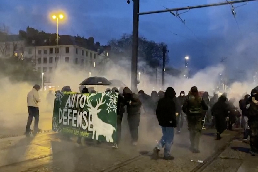 Francuzi prosvjeduju protiv prekomjerne policijske sile: Policajci ispalili suzavac na njih