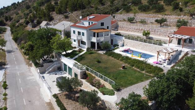 FOTO Ovo je Budimirova vila Pokora: Na ilegalnom katu su biljar i terasa, bazen će rušiti...