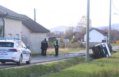 Teška nesreća kod Karlovca: Kombi sletio s ceste i zabio se u stup. Poginulo je dvoje ljudi