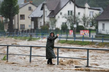 FOTO Poplave poharale Europu, u Austriji poginuo vatrogasac: 'Još nije gotovo, najgore dolazi'