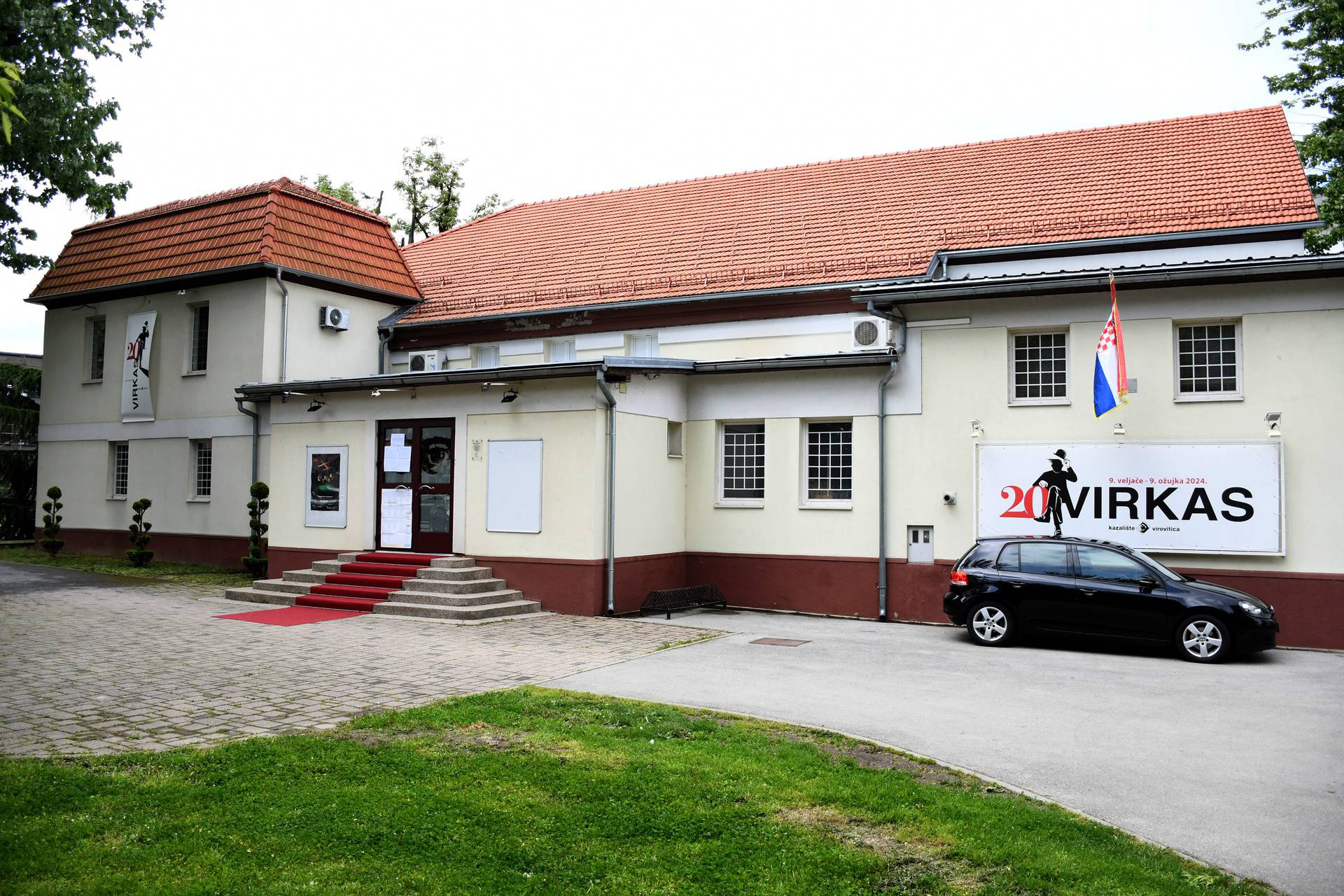 Građani Virovitice glasali su na crvenom tepihu jer je biračko mjesto bilo u  Gradskom kazalištu Virovitica