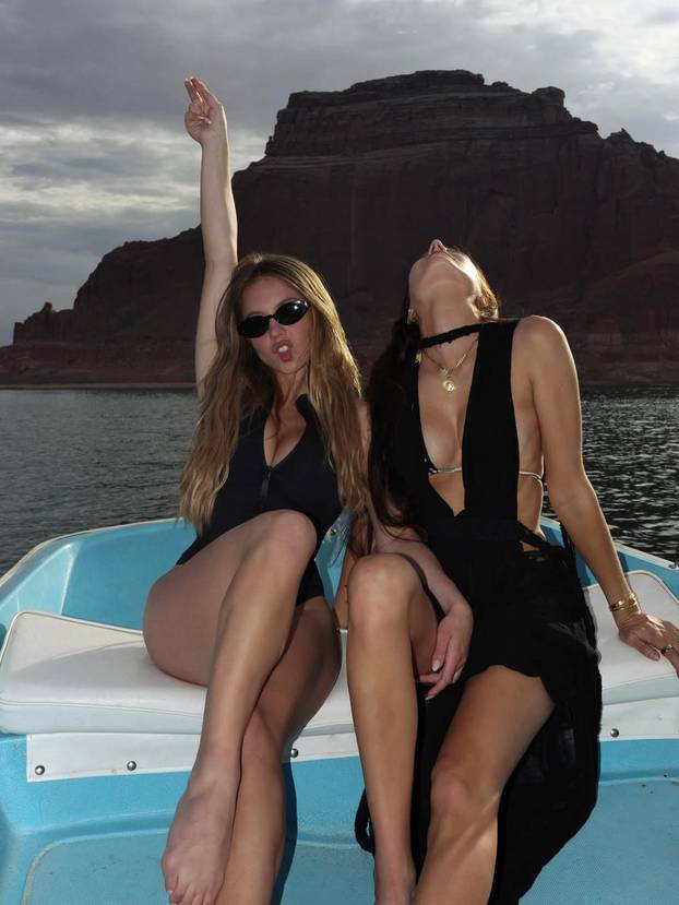 Zanosna Sydney Sweeney u haljini koja joj naglašava obline