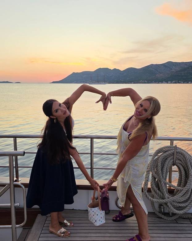 Vruće ljetne igrice Ive Todorić i prijateljice na obali: Pokazala je figuru u badiću, bila na SUP-u...