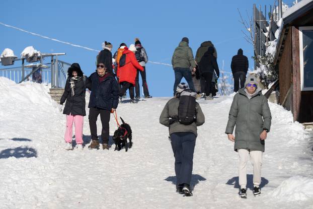 Zagreb: Građani uživaju u suncem okupanom Sljemenu 