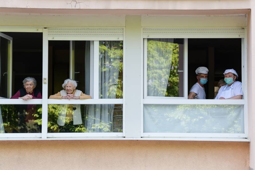 Zagreb: Djelatnici pripremili mini koncert za 102. rođendan štićenice Doma za starije osobe Maksimir