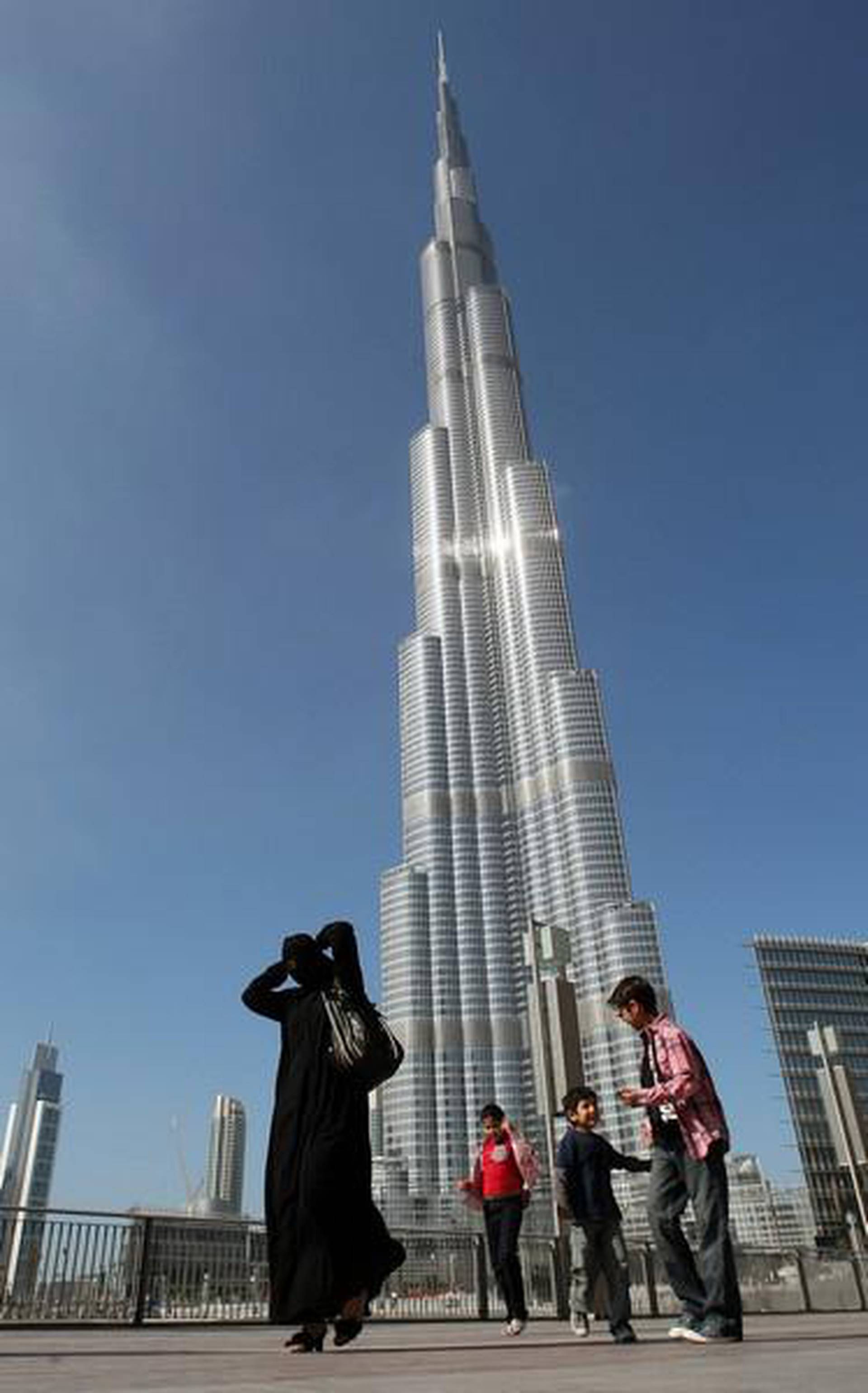Бурдж халифа человек. Бурдж-Халифа Дубай. Башня Бурдж Халифа в Дубае. Бурдж Халифа 2010. Дубай здание Бурдж Халифа.