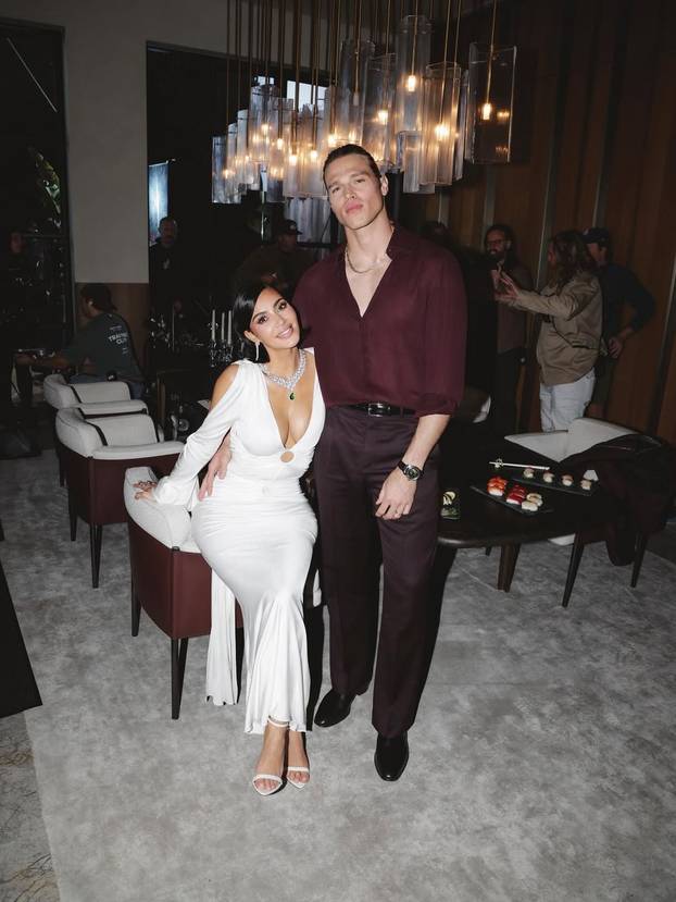 FOTO Kakva kombinacija, Kim! Poslovno sprijeda, a od iza - tanga koja viri. Pogledajte je!