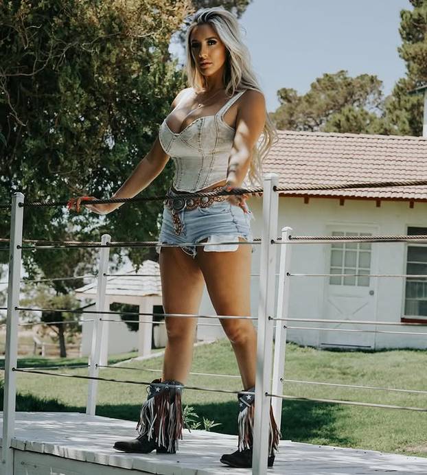 Zbog seksi slika koje objavljuje sina su joj izbacili iz hokejaške momčadi. Ali ona ne odustaje...