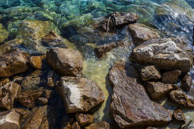 Na Hvaru došlo do onečišćenja mora nakon što je iz obližnje Inine pumpe iscurila velika količina nafte
