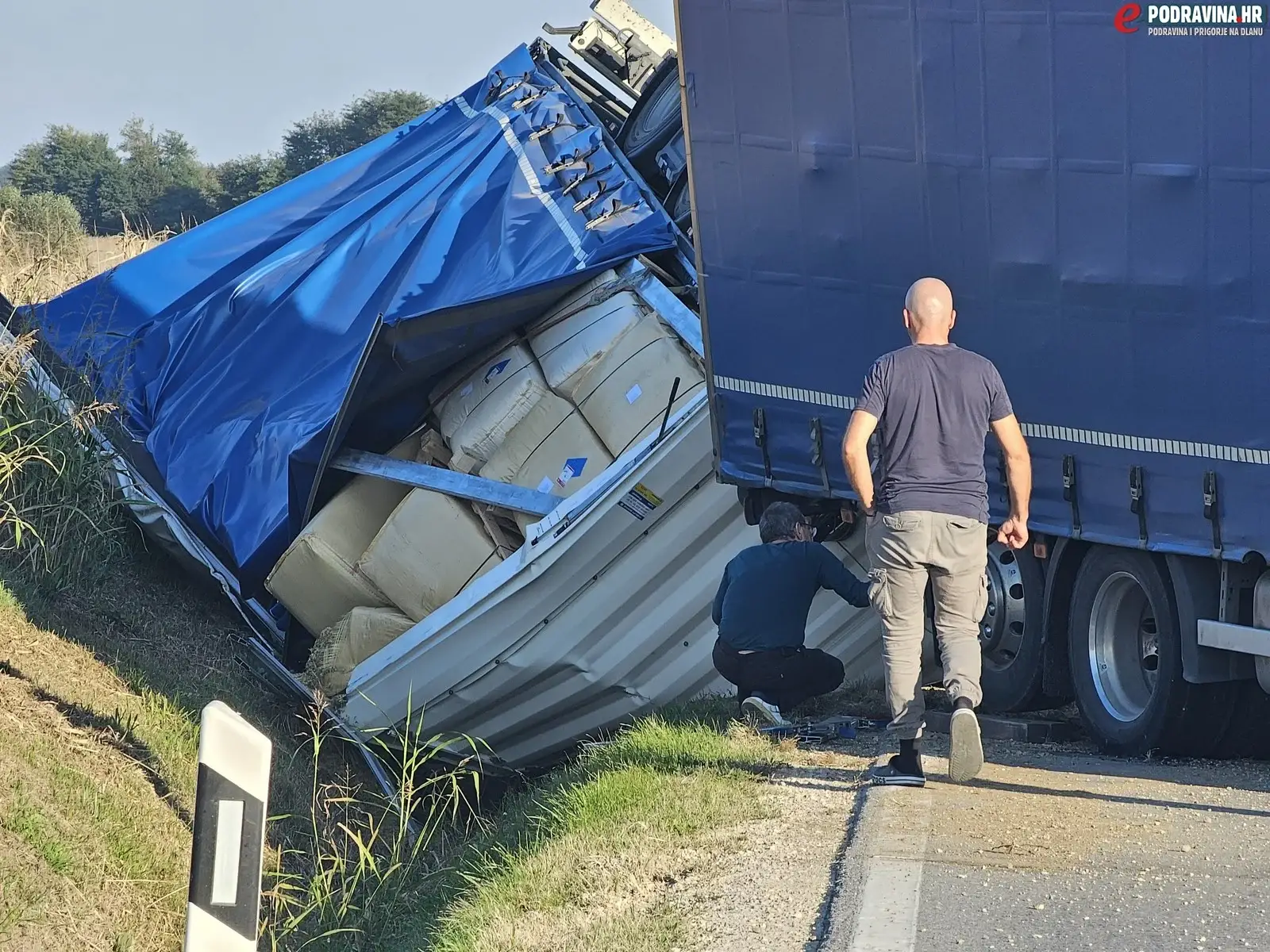 FOTO Kamion sletio s ceste kod Koprivnice, jedna prikolica se prevrnula i završila na krovu