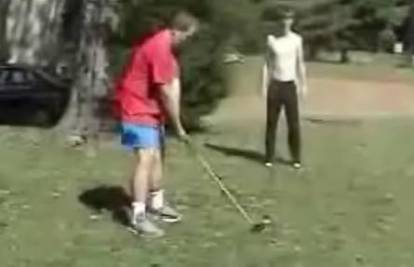 Momak je ispucao golf lopticu prijatelju u trbuh