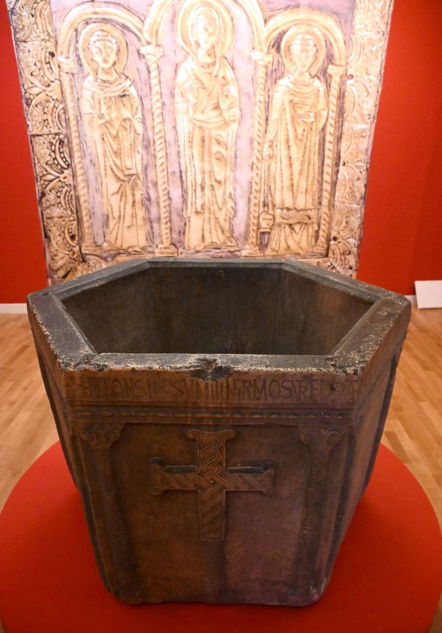 Zagreb: 1100 izlozba Hrvatskog Kraljevstva  u Klovicevim dvorima