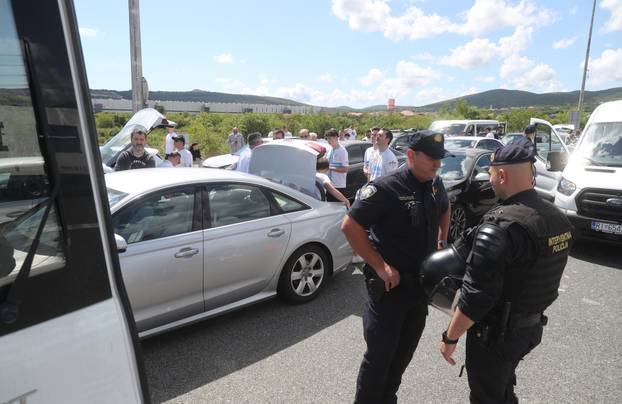 Navijači Rijeke na izlazu Dugopolje uz policijsku pratnju nastavljaju prema Poljudu