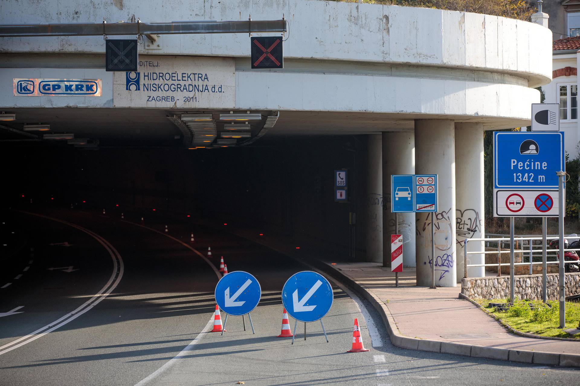 Rijeka: U tunelu Pećine u potpunosti izgorio autobus Autotroleja, vozač prevezen u bolnicu