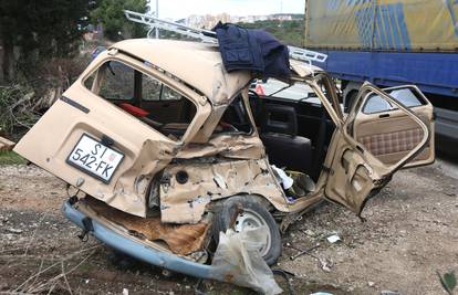 Velika brzina: Renaultom se zabio u kamion i sletio s ceste