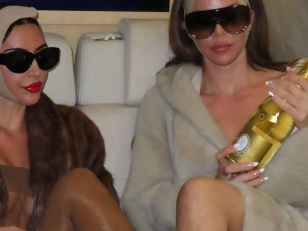 Kim Kardashian u donjem rublju u avionu: Svojim je odjevnim kombinacijama šokirala i ranije