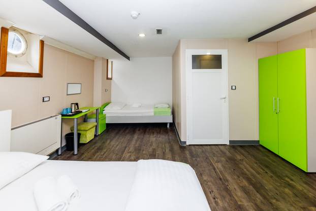 FOTO Zavirite u prvi brod-hotel u Hrvatskoj: Noćenje na ovom brodu u Rijeci ima posebnu čar