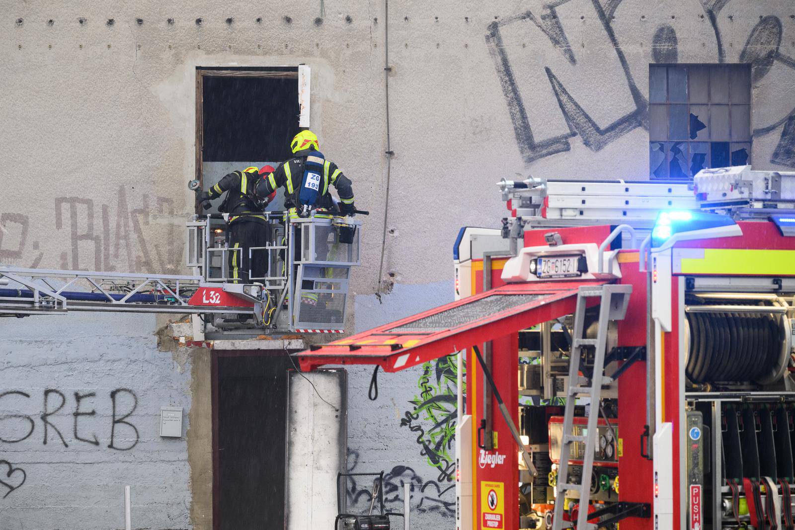 Zagreb: Vatrogasci gase požar na zgradi Paromlina