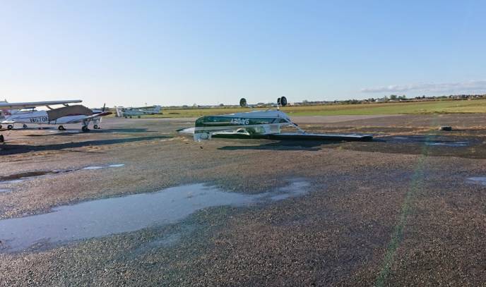 Pijavica na Lučkom razbacala je avione! Digla je i krov hangara