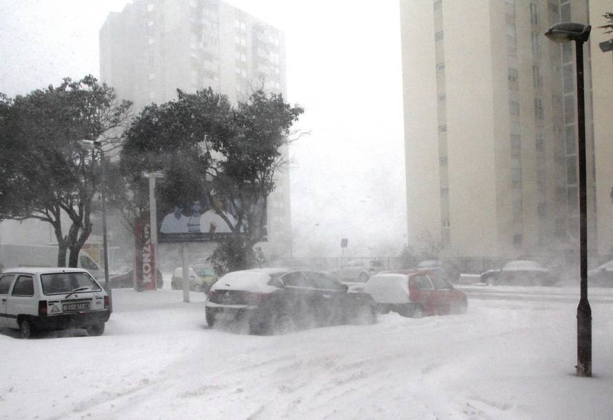 Danas se kuhate, prije 8 godina snijeg zatrpao cijelu Dalmaciju