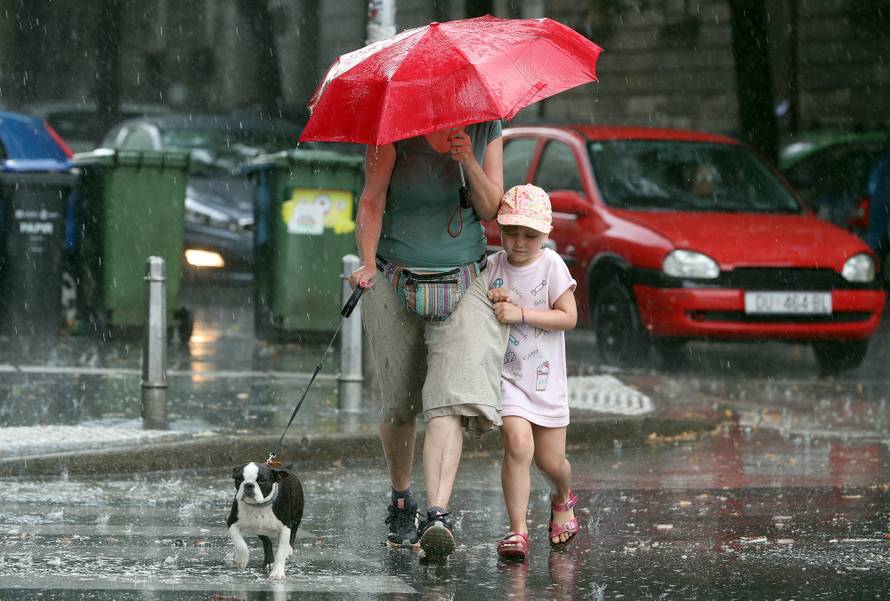 Zagrepčane iznenadio pljusak, tuča i grmljavina poharali Pulu