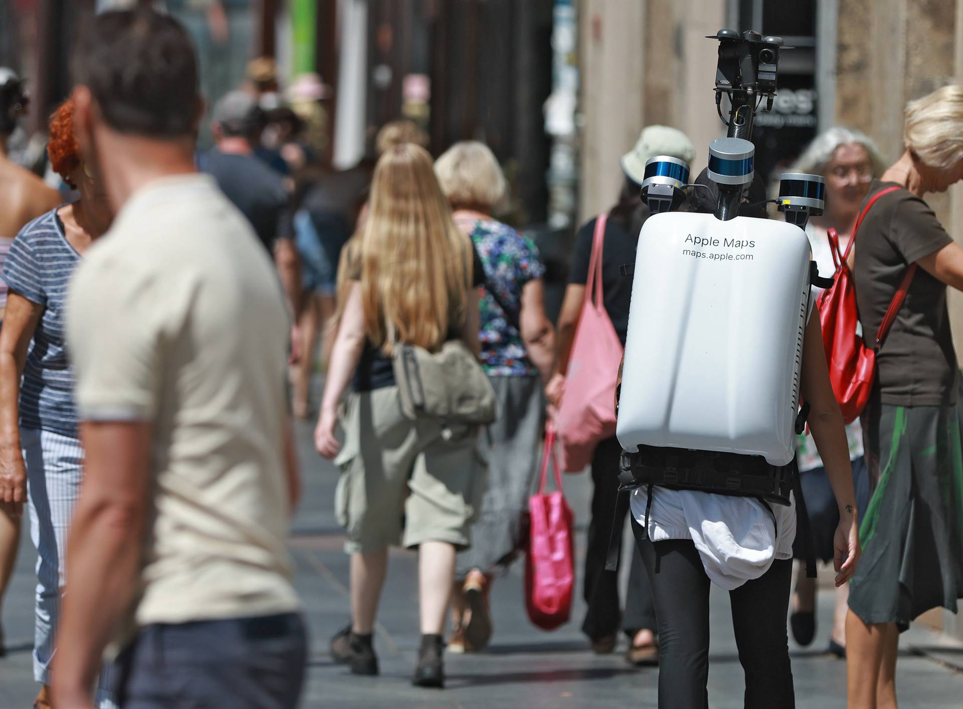 Zagreb: Djevojka na leđima nosi uređaj Apple Mapsa i mapira srediste grada