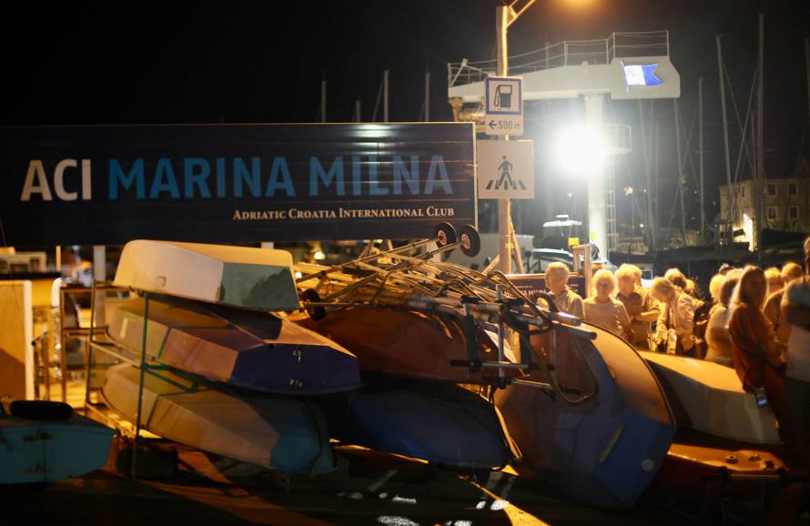 Milna: Zbog požara turisti proveli noć na rivi