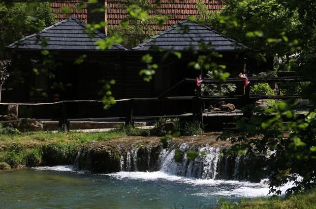 Slunj: Turisti svakodnevno posjećuju Rastoke  koje su nedavno dobile novu šetnicu