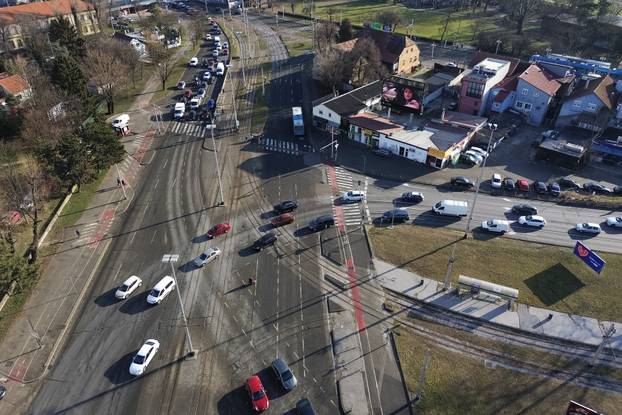 Zagreb: Pogled iz zraka na prometne gužve na prilaznim cestama Jadranskom mostu