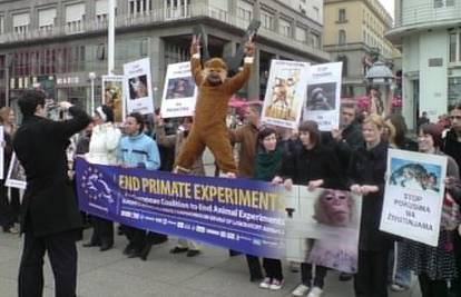 Zagreb: Prosvjedovali s 'razapetim' majmunom