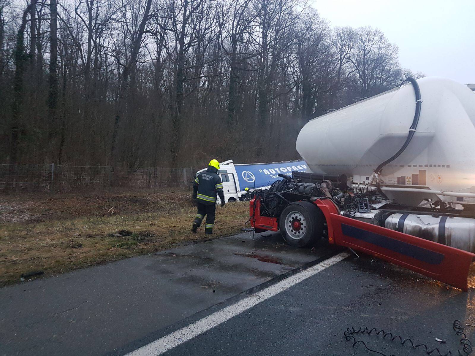 Sudar cisterne i šlepera na A3:  U nesreći ozlijeđen muškarac