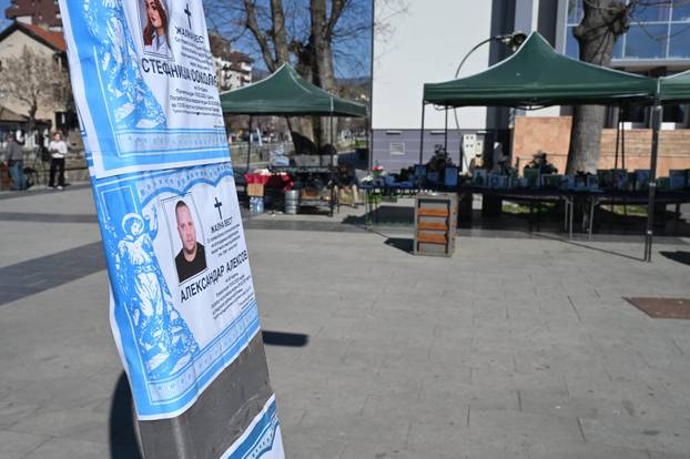 Brojni stanovnici Kočana oplakuju poginule na dan njihova sprovoda